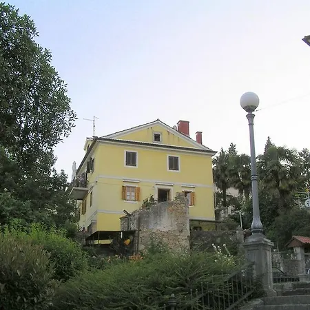 Camellia & Magnolia Apartment