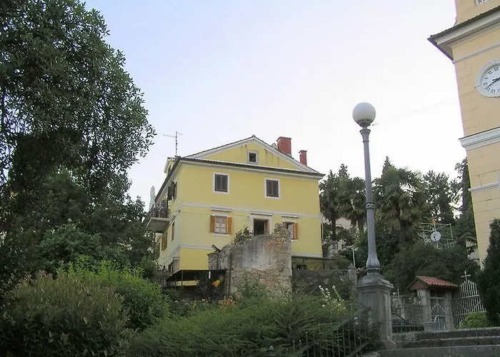 Camellia & Magnolia Apartment